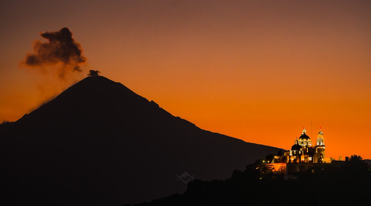 Pues apenas se llega a ver el cometa  C/2023 A3 Tsuchinshan. Días anteriores estuvo nublado. Espero mañana tenga mayor intensidad.

Ahí si le hacen zoom, entre el volcán y la iglesia verán un puntito.

#tsuchinshan #cholula #puebla