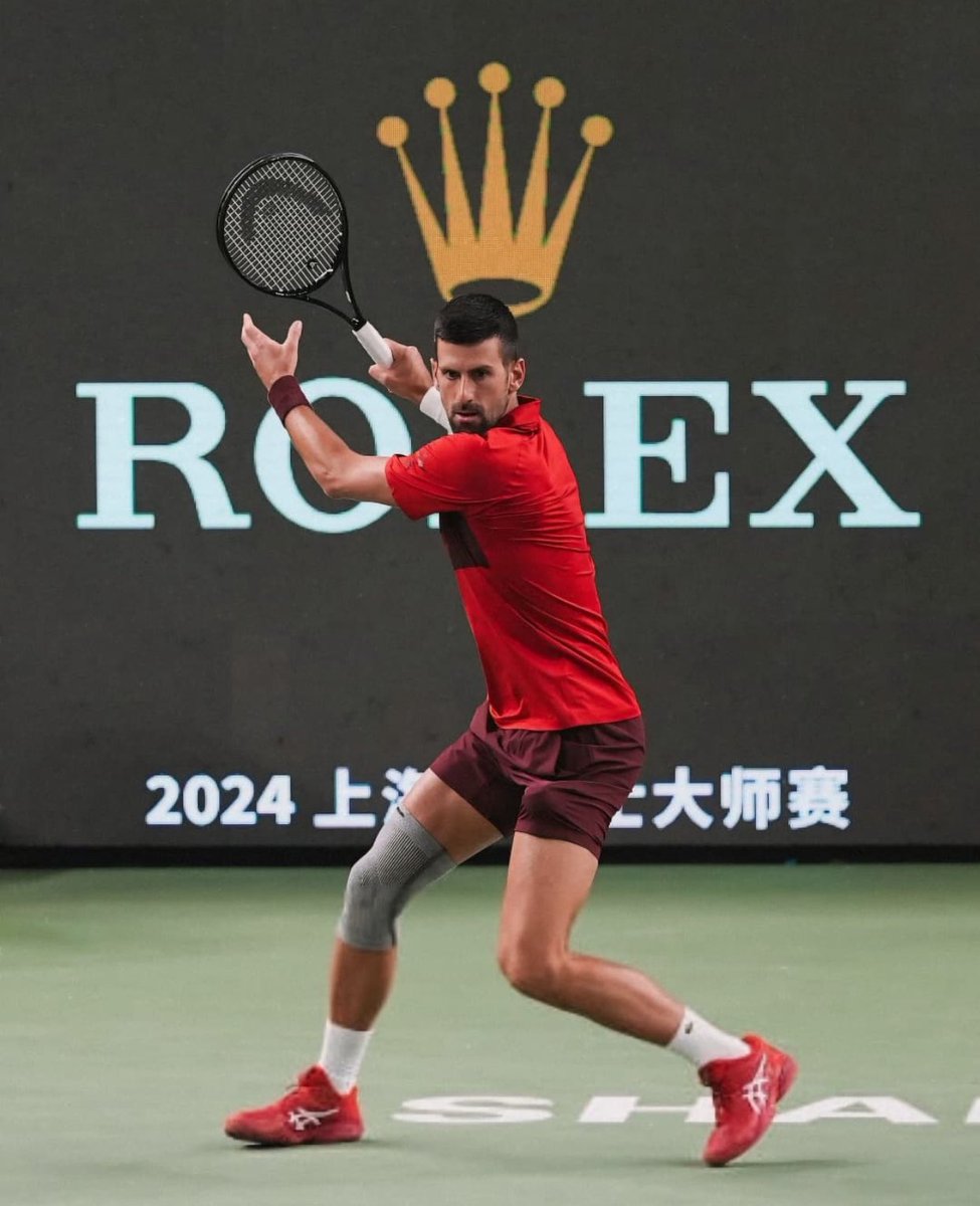 DjokovicFan_'s tweet photo. This Novak Djokovic picture is fitting. 👑 https://t.co/f6TBRViAUX