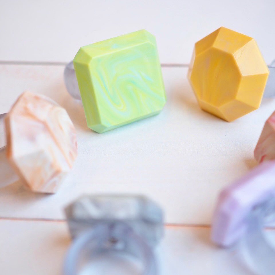 usaginonedoko_t's tweet image. 【自然の石 人工の石  販売商品】ウサギノネドコ東京店ではParallelPlastics ( @ParallelPlasti1 )の商品を販売しています。こちらは100％リサイクルプラスチックを用いた指輪。哺乳瓶の製造過程で発生するプラスチックが人工の宝石に生まれ変わりました。原料素材の質感と発色が活きた商品です。