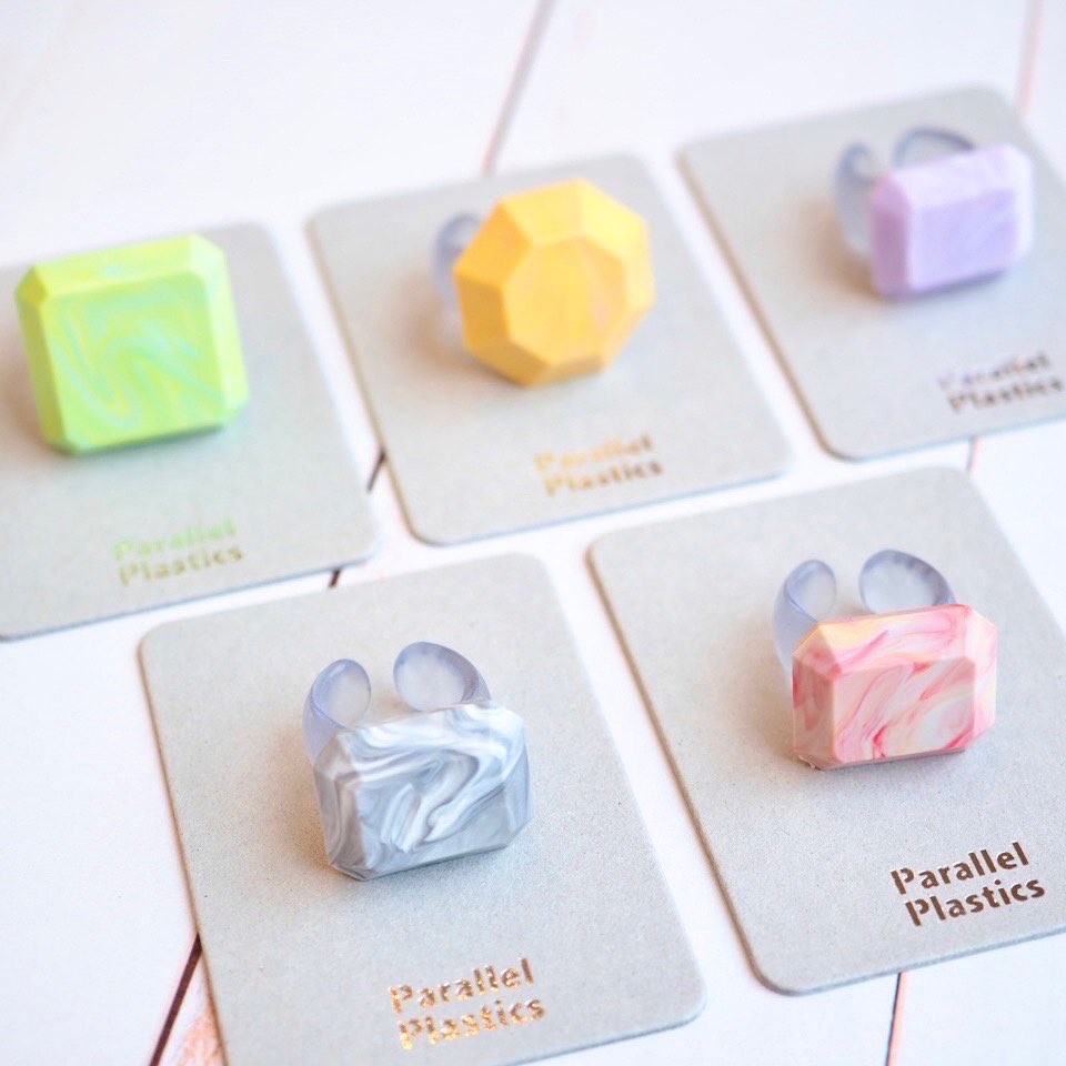 usaginonedoko_t's tweet image. 【自然の石 人工の石  販売商品】ウサギノネドコ東京店ではParallelPlastics ( @ParallelPlasti1 )の商品を販売しています。こちらは100％リサイクルプラスチックを用いた指輪。哺乳瓶の製造過程で発生するプラスチックが人工の宝石に生まれ変わりました。原料素材の質感と発色が活きた商品です。