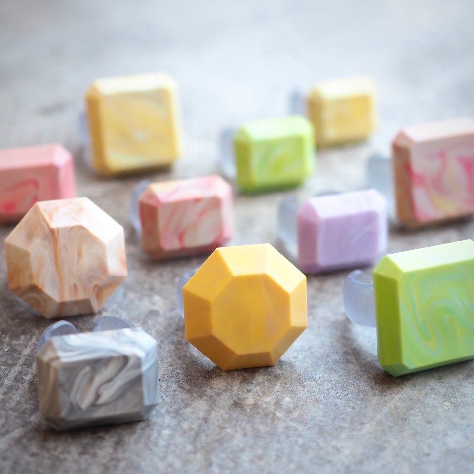 usaginonedoko_t's tweet image. 【自然の石 人工の石  販売商品】ウサギノネドコ東京店ではParallelPlastics ( @ParallelPlasti1 )の商品を販売しています。こちらは100％リサイクルプラスチックを用いた指輪。哺乳瓶の製造過程で発生するプラスチックが人工の宝石に生まれ変わりました。原料素材の質感と発色が活きた商品です。
