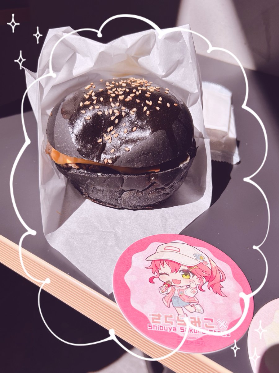 みこちの渋谷sakurastage行ってきたで〜🌸
至る所にメッセージが書いてあって楽しかた!
チーズバーガーもウマ!🍔🧀
ガラポンでフレーム当たったよ〜!✨💪
#渋谷さくらみこステージ