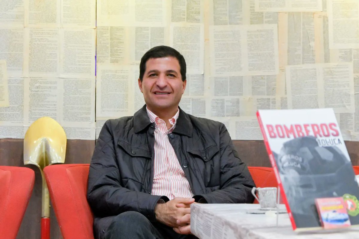 JuanMacciseOfi's tweet photo. Estuve en la #Filem2024 para presentar el libro Bomberos Toluca, escrito por Alejandro Ostoa, en el que tuve el honor de colaborar con el prólogo. Esta obra reconoce y dignifica el esfuerzo de quienes, durante 85 años, han dedicado su vida al bienestar comunitario... (1/2) https://t.co/makMNQfRVL