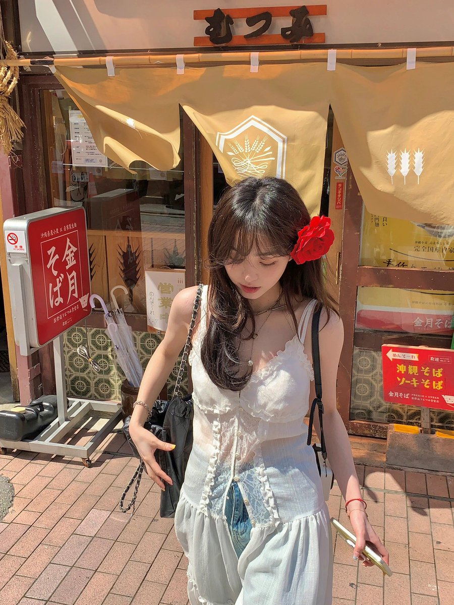 yuhcen's tweet photo. During my visit to Okinawa, i donned an adorable outfit that garnered compliments from passers-by, who described it as "kawaii." This ensemble exemplifies the perfect blend of sweetness and casual elegance, perfectly suited for the approaching spring season. https://t.co/7sRftxBmnM