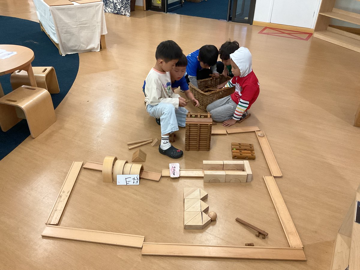 shemogani's tweet image. Storytellers @NISChina often use blocks and loose parts to express their creative ideas and imagination. Tension, negotiation, creativity and dialogue are threads that weave the experience together. We wonder what makes YOU a storyteller... #pypchat #earlyliteracy #inquiry