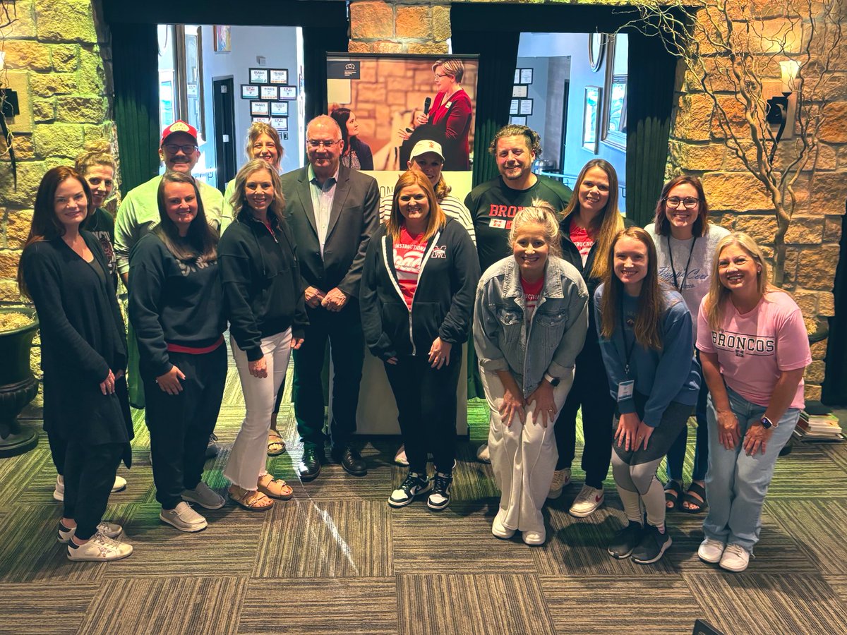GlinsmannMath's tweet photo. What an amazing week for @MustangSchools Instructional Coaches who spent time with @jimknight99 learning and reflecting on their current practices and growing with new knowledge to better impact student success. #ImpactCycle #BetterConversations https://t.co/EGiltpDwwD
