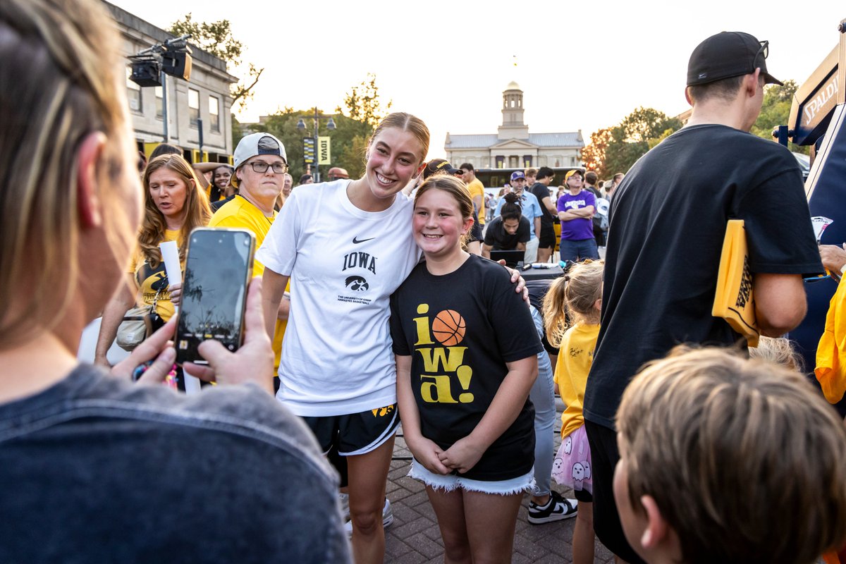 #Hawkeyes from Downtown.

Oct. 11, 2024.

#ThinkIowaCity