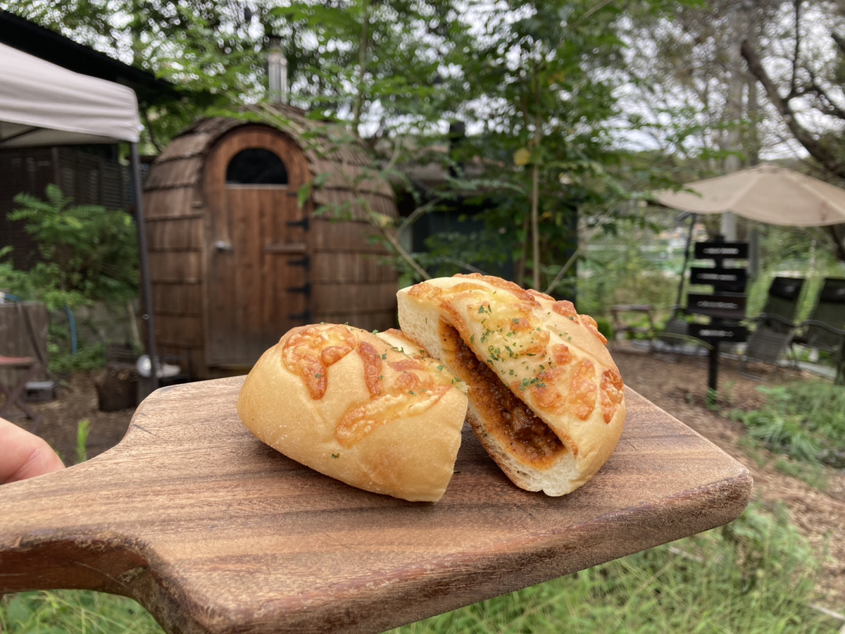 furosaunamedia's tweet image. 埼玉県のサウナリゾート #COMORIVER が、同施設内エンタメパン屋「#小麦の奴隷 」オープン3周年記念のサウナパンを10月12日より販売

小麦の奴隷は、#堀江貴文 （@takapon_jp）氏主宰のオンラインサロン「#HIU」から生まれたブランド！

@Toki_COMORIVER 

▼詳細はこちら
furosauna.com/2024/10/12/124…