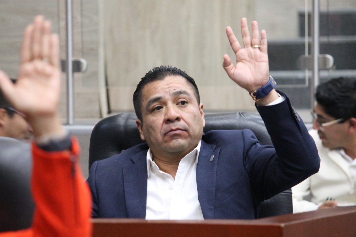 MorelosCongreso's tweet photo. 🚗💼 El diputado @soyponchitoAJSM propone evitar la revictimización de personas afectadas por robo de vehículos eliminando cobros excesivos en corralones y facilitando la recuperación de documentos como licencia y tarjeta de circulación. Un paso hacia un trato más justo y humano. https://t.co/eXvNjzCEOf