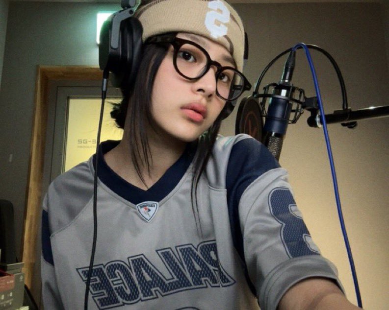 hi bunnies! today was filled with tunes and melodies, wrapped in my comfy beanie and glasses, feeling extra cozy in the studio. thinking of you while working on something sweet—are you curious? hope you’re all warm and happy today, just like me! ᡣ • . • 𐭩 ♡