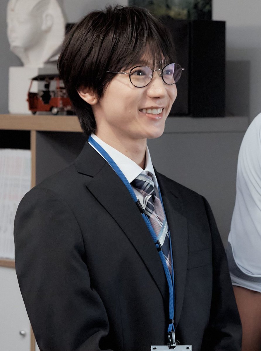 shimekawaiine2's tweet photo. 劇中でみんなオシャレなIDケースを付けてるのに坂元だけ新卒の時に渡されたみたいなケース使い続けててかわいい https://t.co/u9eHVdxEEm