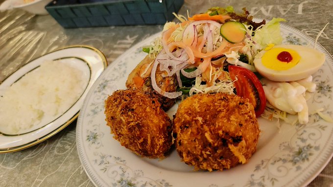 姫路の京町にある洋食屋さんに行ってきました('w'
めちゃくちゃ美味しかったです!
長年ホテルでフレンチを作ってた80歳を越えるシェフがやってるお店なんだとか。
お店の外観からは「ほんとにここ?」ってなりました( ˘ω˘)! 