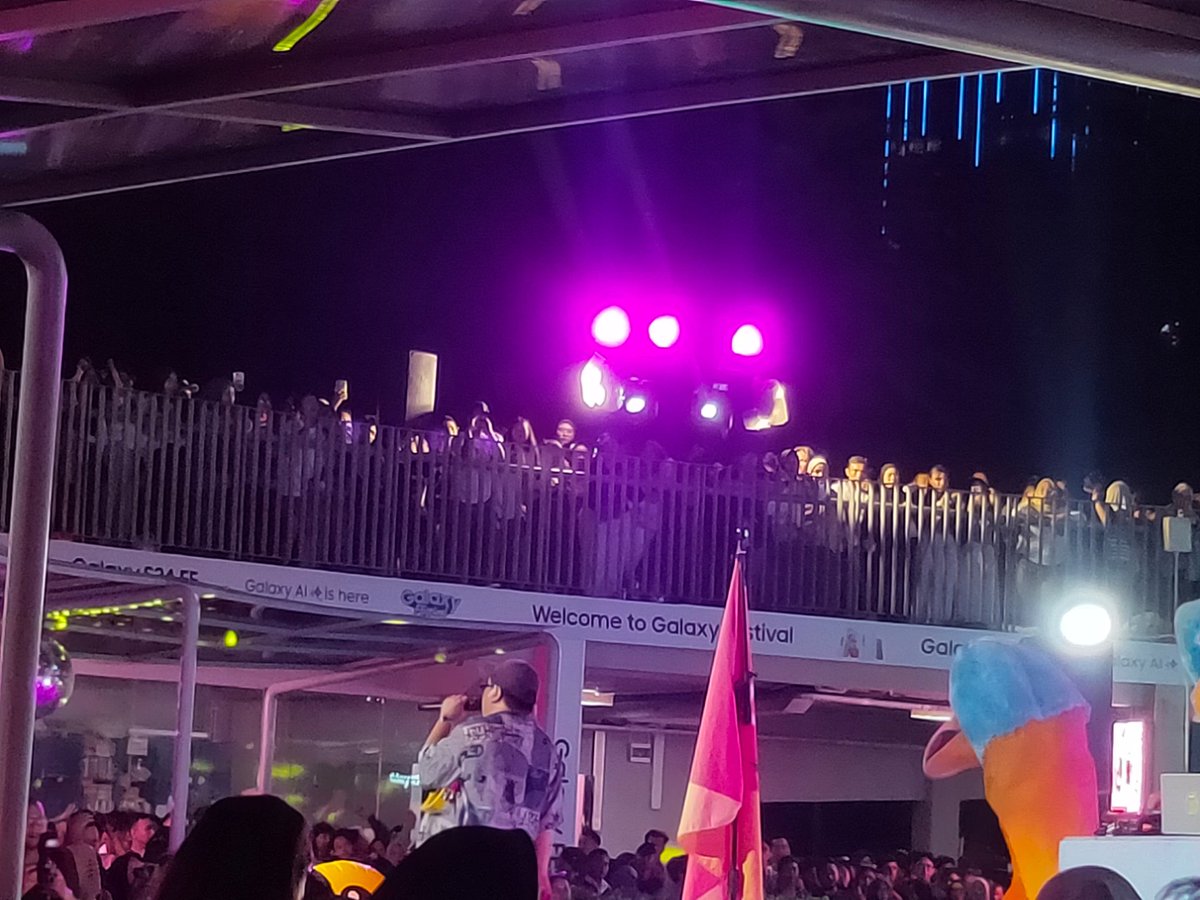 Mr_Khepo's tweet photo. suasana yang sangat meriah... terima kasih.amazing.
tak akan terlupakan 
btw thanks @samsungID
sudah datangkan @feelkoplo
#GalaxyFEstival
#GalaxyS24FE https://t.co/S4p2sa3pgq