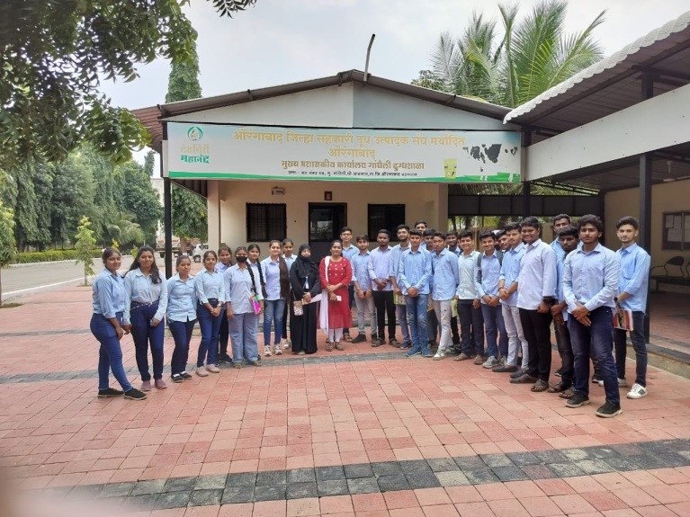 MIT_Updates's tweet image. Our students from MIT College of Food Technology have recently visited Mahanand Dairy in Chhatrapati Sambhajinagar to gain practical knowledge about dairy operations and milk processing techniques.
#MIT_CSN #MITCFT #DairyTechnology #MilkProcessing #MahanandDairy #FoodTechnology