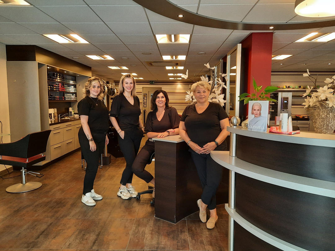 Vieth_Haarmode's tweet photo. VACATURE HAIRSTYLIST | Bij Vieth Haarmode zijn we op zoek naar een enthousiaste haarstylist om ons team te versterken voor ongeveer 25,5 uur per week, op woensdag, donderdag (avond) en vrijdag! 
https://t.co/ViD32AERo0 https://t.co/Fs5TBNA9fi