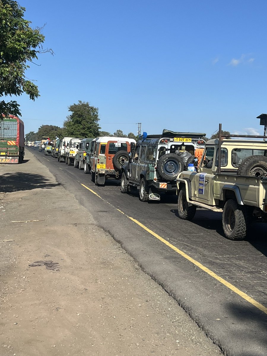 Nymahsemoh_'s tweet image. Today in Arusha,we  will break the record of the longest Land Rover convoy!!!