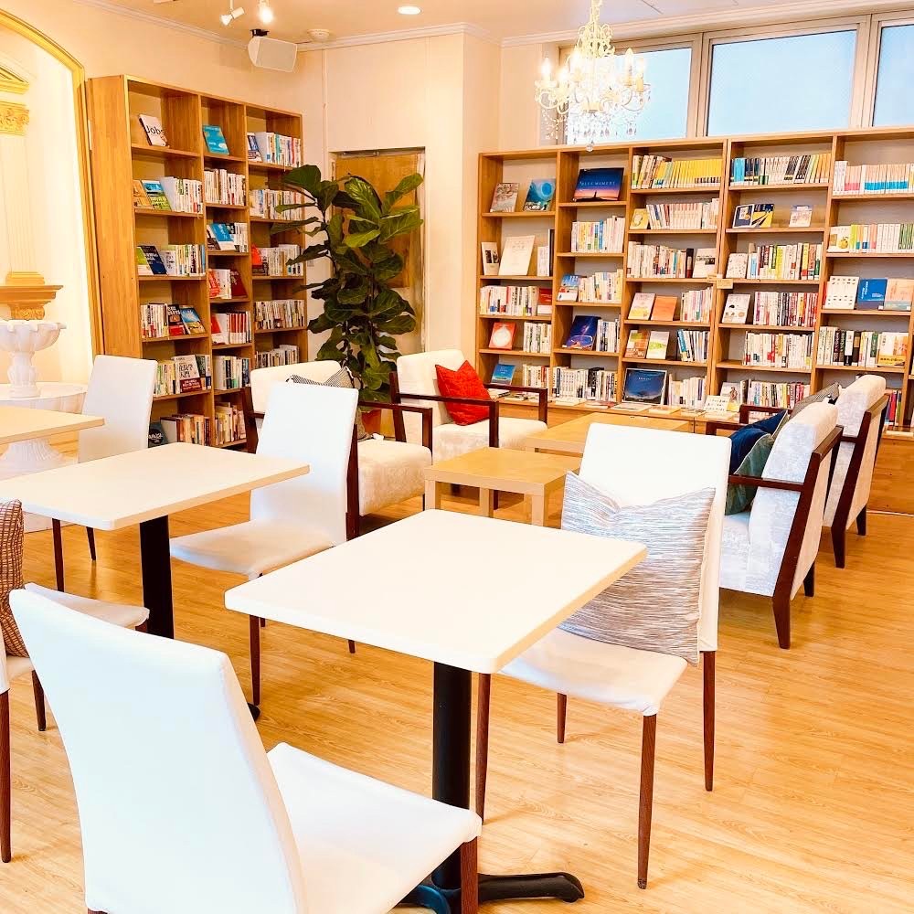 SHIBUYA BOOKCAFE by Happy Science
えほんカフェ を開催☕️

パンダルンダにちなんだ限定メニューや、
＃ポストカード のプレゼント があるよ❣️

10/27(日)と11/4(月・祝)には、
 #パンダルンダ の ＃パンダ ちゃんが来店予定🐼
皆さまのお越しを心よりお待ちしております😊

#コラボカフェ ＃絵本