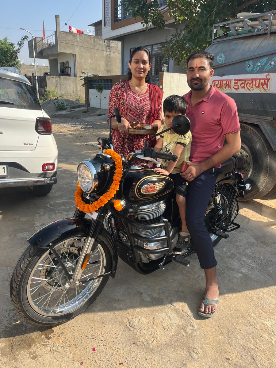 surendrakothar6's tweet photo. आज तेजा बाबा और बडे़ बुजुर्गों के आशीर्वाद से ख्वाबो की रानी धक धक का आगमन 
#Bullet350 #BULLETHELL 
@AnjuJhang @ParbhuramBeni11 @Rk_jaatni @JatSarika @rajgarh_mamta1 @rb_jaat @monika_burdak @SushilaKajla2 https://t.co/VjpcW0eyAc