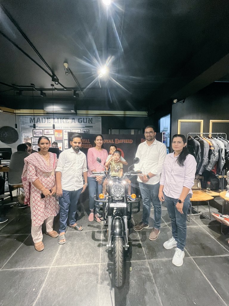 surendrakothar6's tweet photo. आज तेजा बाबा और बडे़ बुजुर्गों के आशीर्वाद से ख्वाबो की रानी धक धक का आगमन 
#Bullet350 #BULLETHELL 
@AnjuJhang @ParbhuramBeni11 @Rk_jaatni @JatSarika @rajgarh_mamta1 @rb_jaat @monika_burdak @SushilaKajla2 https://t.co/VjpcW0eyAc