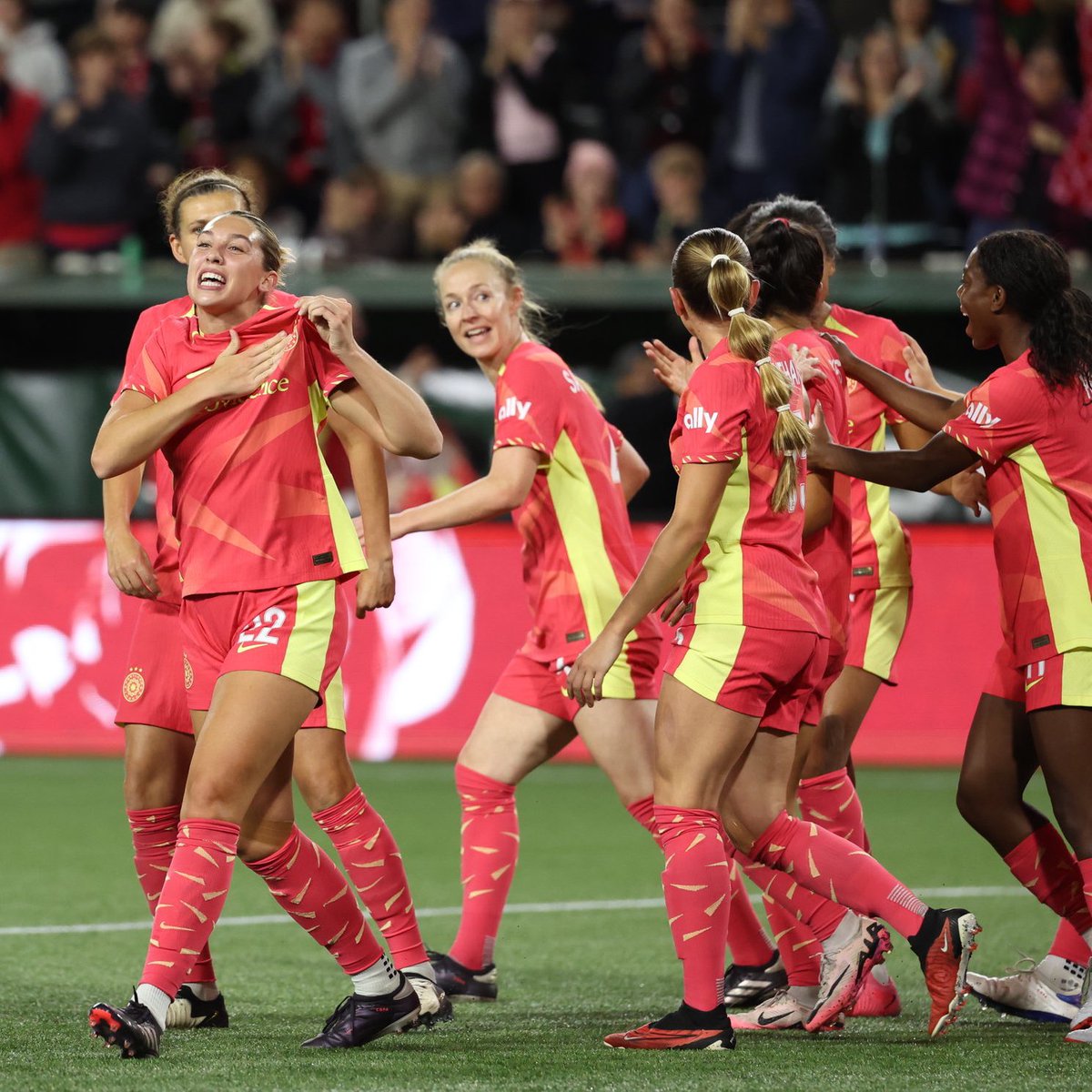 WomensGameMIB's tweet photo. THE PORTLAND THORNS DID WHAT NO OTHER TEAM COULD AND BROKE THE ORLANDO PRIDE'S UNBEATEN STREAK 😱 🌹 

📸 @ThornsFC https://t.co/Fvr6T5rxD4