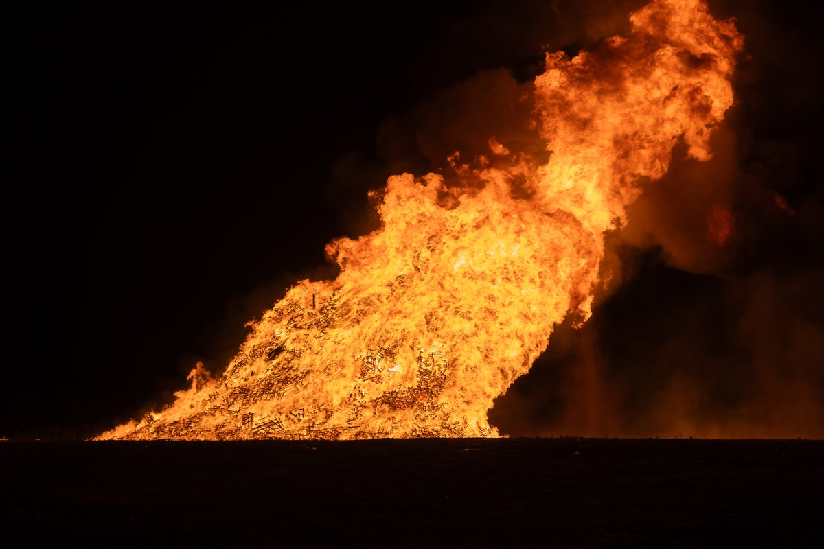 TarletonState's tweet photo. The largest bonfire in the State of Texas showed off tonight! 💜 🔥 

#TarletonState #BleedPurple #TarletonHomecoming #Tarleton125 https://t.co/ChctXiKG9k