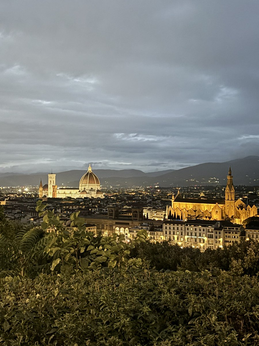 오랜만에 긴 글이 쓰고 싶은, 살아있음이 행복한 주말의 오후.

믿기지 않던 피렌체에서의 시간들 이후로 오랜만에 냉정과 열정사이 오스트를 듣는데 식어있던 행복이 다시 끓어오르는 기분이 든다. 

때로는 영화 자체보다 영화음악이 그순간 그때로 보내주는 것 같아 더욱더 마음에 스며드는것 같다.