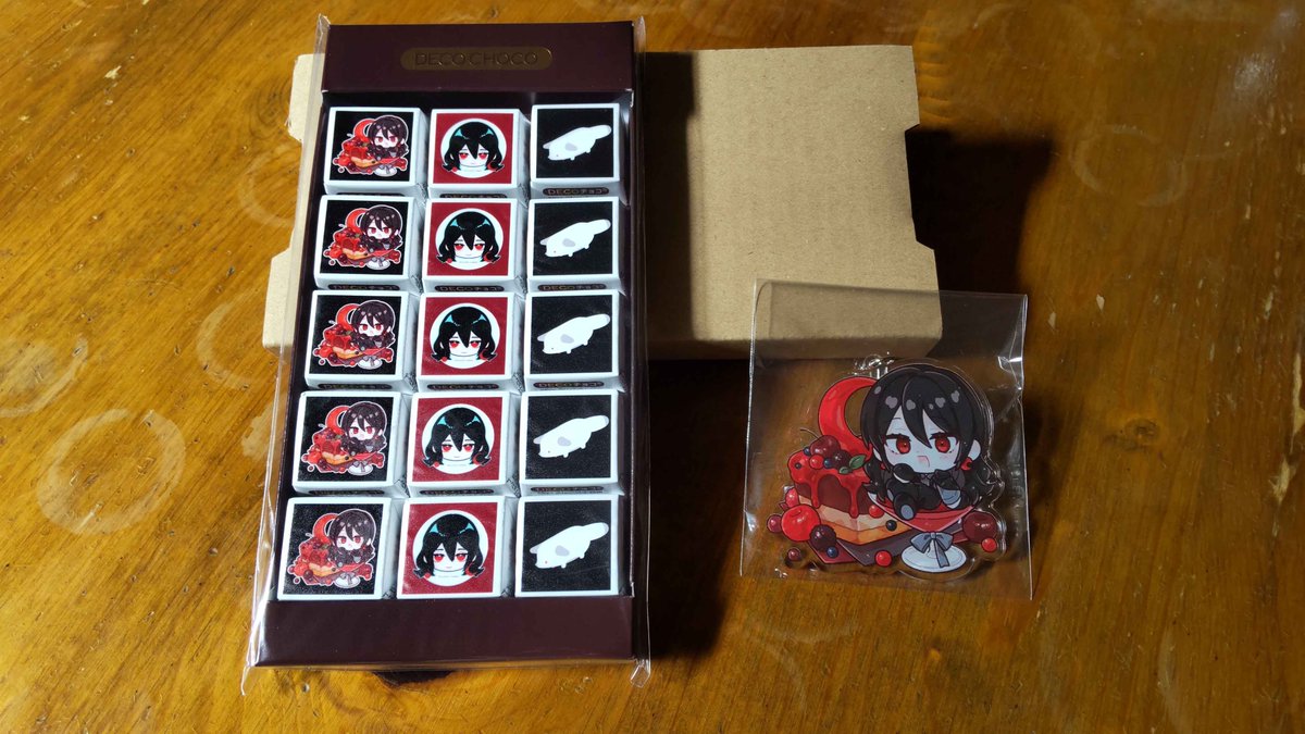 白石香月さんのグッズ届き始めた～
タペストリー飾るの楽しみ
