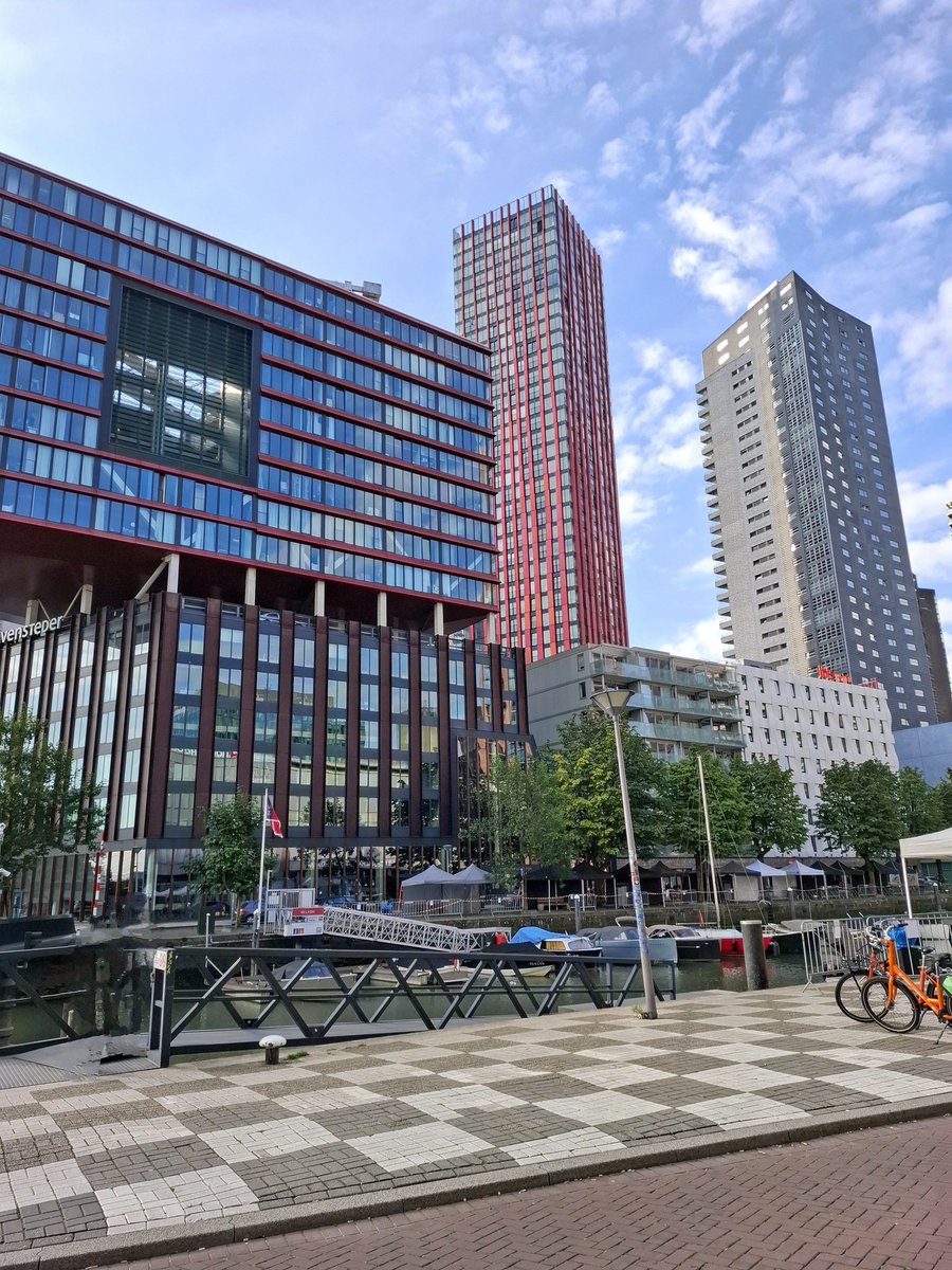 ger_elly8423's tweet image. Goedemorgen........
Rotterdam, op het Wijnhaven eiland, zicht op het gebouw The Red Apple......wens jullie een fijne dag vandaag........