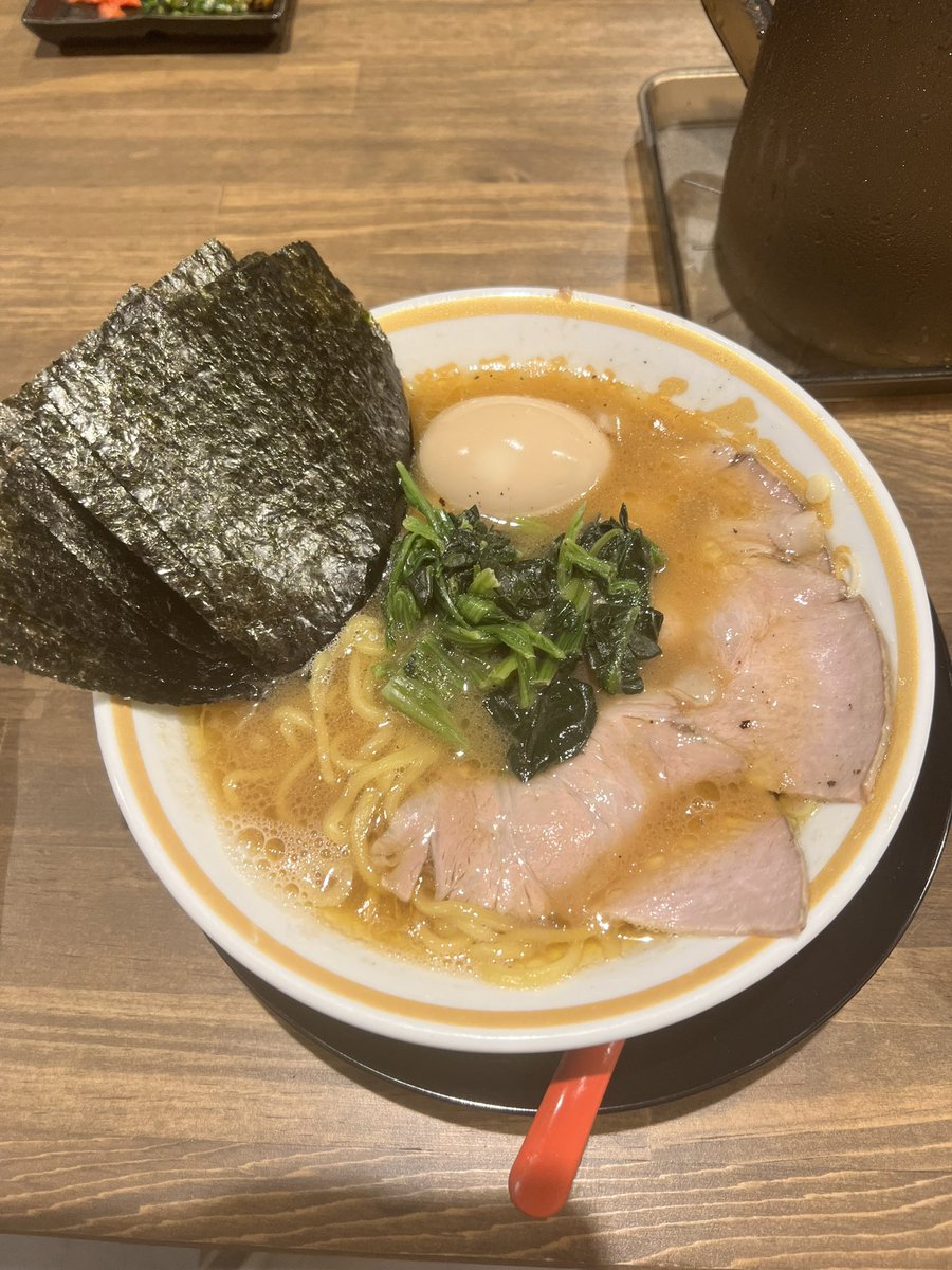 tatsumin55's tweet photo. 久々に新店舗にいったので。

鯉から龍　特製豚骨醤油＋無限ライス

見た目は家系ラーメンだが味は全く違う。九州醤油の甘い感じと豚の旨みを強く感じる。
飯に合う辛子高菜、明太子など各種取り放題＋卓上も豊富。飯が進む。

食べたことないけど食べたことあるような…

あれだ、ポテチの九州醤油！ https://t.co/fHAJxqeOcC