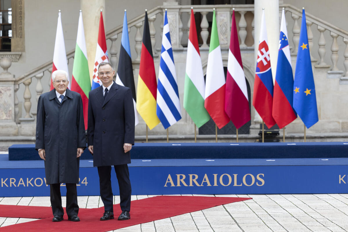 laDiscussioneQ's tweet image. Mattarella: “Indifferibile la creazione di una difesa comune europea”
#AndrzejDuda #Arraiolos #capidiStato #Cracovia #difesacomune #minacceglobali #relazionitransatlantiche #SergioMattarella #StatiUniti #sviluppo #unioneeuropea
ladiscussione.com/336441/attuali…
