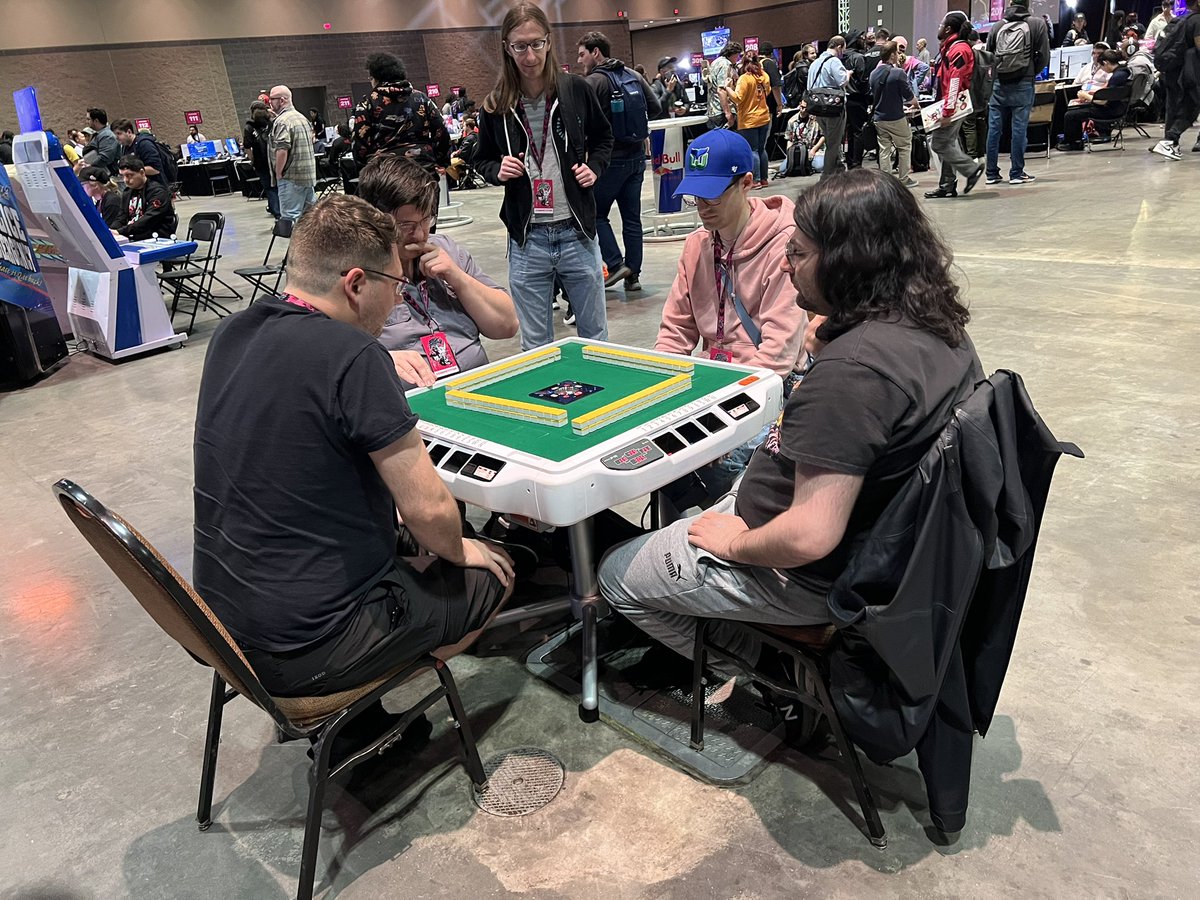 Itazan_Kuma's tweet image. 格ゲー大会になぜか設置されている雀卓

fighting gamers are so free