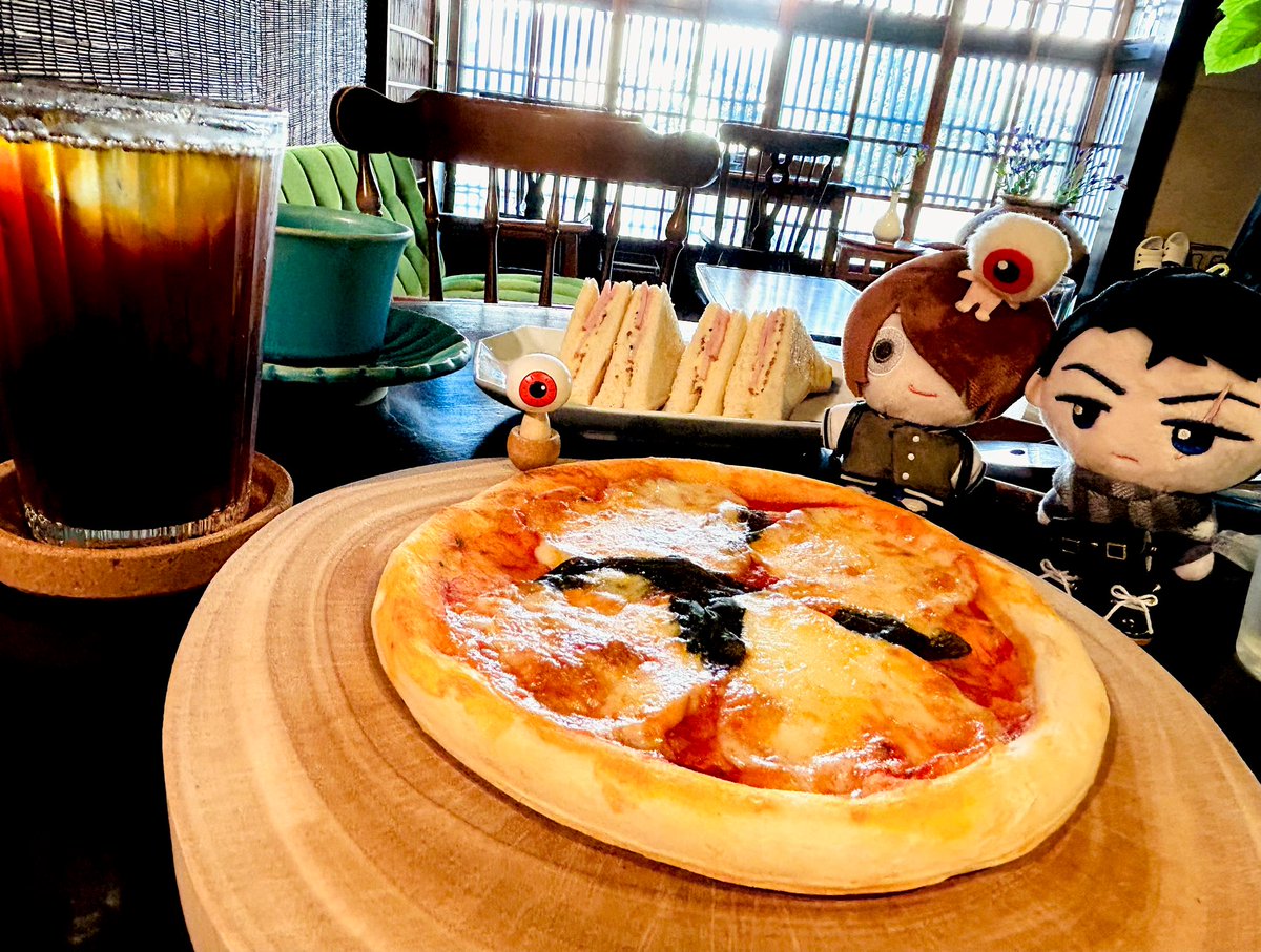 「映画見終わったので友だちとカフェきたところ。友だちんところ父かわいいのでとっても」|しなのイラスト