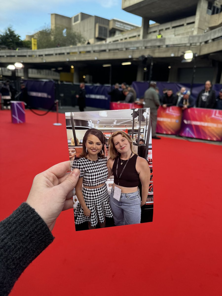decodeselena's tweet image. selena literally yelled out loud “that’s us, that’s so cute” when she seen our picture. i love her so much, even aleen laughed and said how happy she was :’)