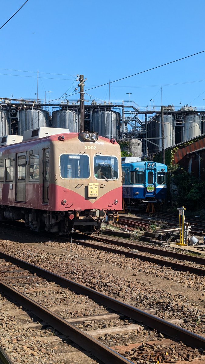 Zane312's tweet photo. 有名な #銚子電鉄 も見てきた。（乗ってはいない）
仲ノ町駅の周りはヤマサの工場なので、醤油の香りが漂ってました。
銚電マンシールはまさかの第5弾。
色々と独特だか、頑張ってる感はある。 https://t.co/V7NSbVafJa