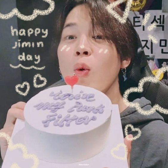 btschartsxdaily's tweet photo. 🥳 Happy Birthday to one of the most talented artist, dancer and singer in the world! We love you and happy birthday to cutie JIMIN🎂🎁

#HappyJiminDay
#JiminOurMuse
#29YearsofLight
#OctoberSweetheartJimin
#1013Angel
#ItBoyJimin
#CutieSexyLovelyJimin https://t.co/s8v4jDHE5P