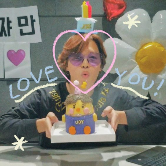 btschartsxdaily's tweet photo. 🥳 Happy Birthday to one of the most talented artist, dancer and singer in the world! We love you and happy birthday to cutie JIMIN🎂🎁

#HappyJiminDay
#JiminOurMuse
#29YearsofLight
#OctoberSweetheartJimin
#1013Angel
#ItBoyJimin
#CutieSexyLovelyJimin https://t.co/s8v4jDHE5P