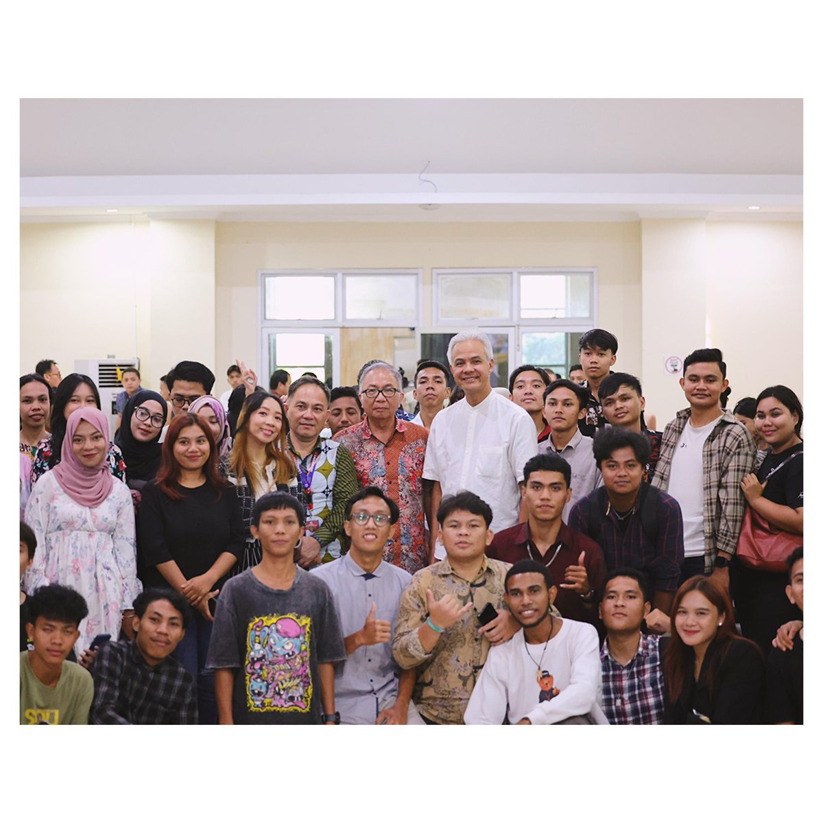 Inilah keseruan saya Healing Bersama teman-teman muda di Universitas Sam Ratulangi. Saya melihat antusias mereka soal isu kesehatan mental luar biasa tinggi. 

Sepertinya, kita memang butuh banyak tempat buat mereka berkeluh kesah dan konsultasi. Semoga semakin banyak dari kita