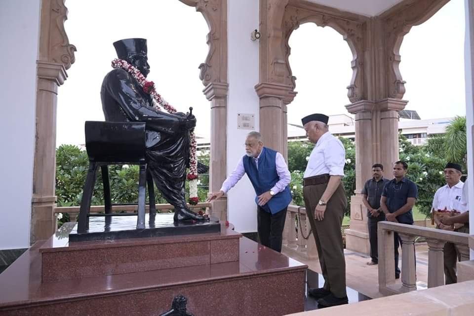 Katyayanee6's tweet photo. 🎉 राष्ट्रीय स्वयंसेवक संघ (RSS) के 100 वर्ष मना रहे हैं! 🎉
1925 में विजय दशमी के शुभ दिन पर डॉ. केशव बलिराम हेडगेवार द्वारा स्थापित,#RSS राष्ट्र-निर्माण, एकता और आत्मनिर्भरता की भावना को बढ़ावा देता है।🇮🇳
#RSS100 #NationBuilding #VijayaDashami #100YearsOfService https://t.co/2IfIz1PUyH