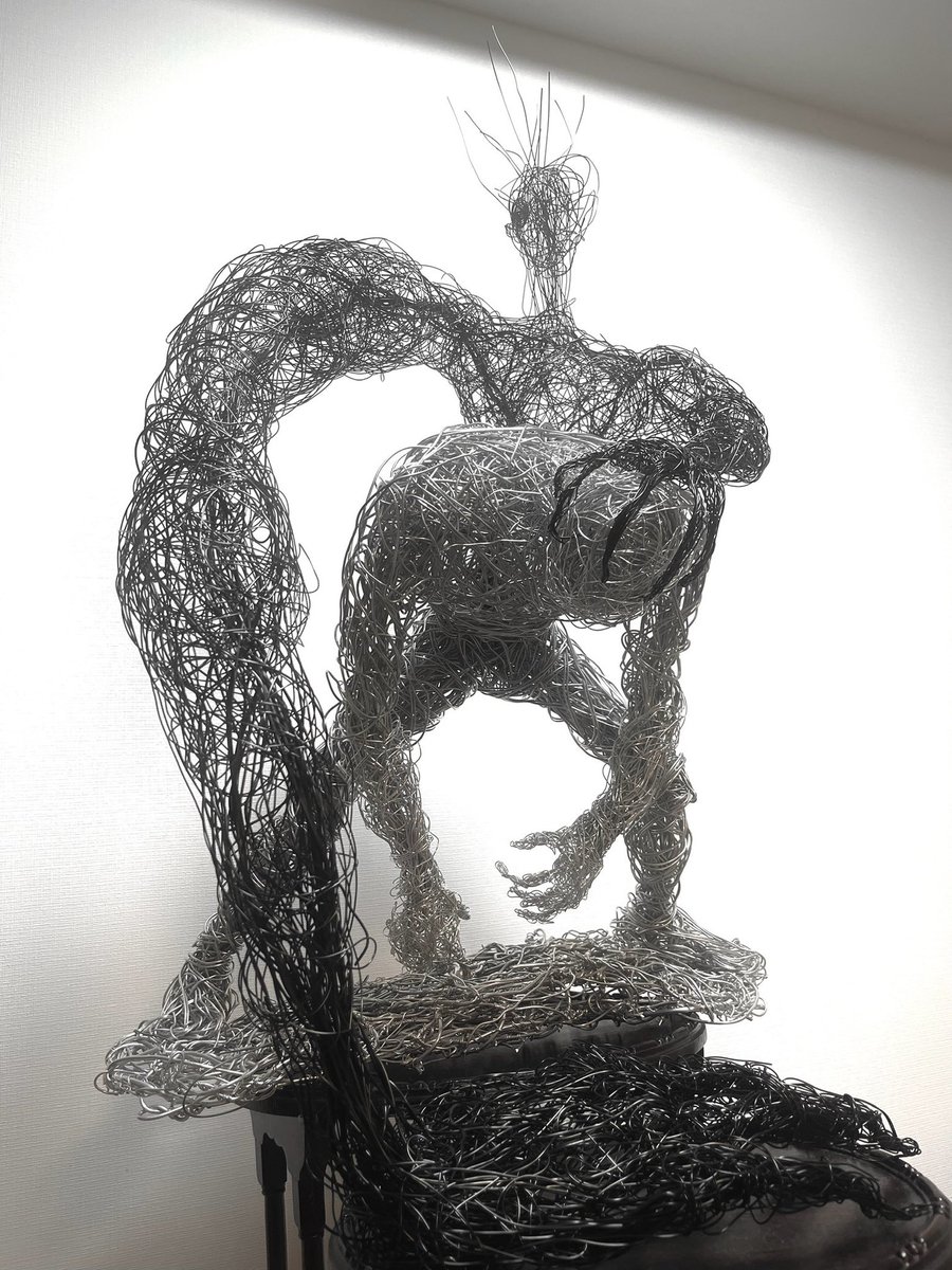 GASYA_SAKURA36's tweet image. 「不屈者」

それは希望か呪いか救済の手は時に悪魔の手となり得るが…
「倒れるくらいなら俺によこせ。もう用はなかろうに。」
なにかが話しかける。

崩れるくらいならもう___

#wire
#wireart
#針金アート
#ワイヤーアート