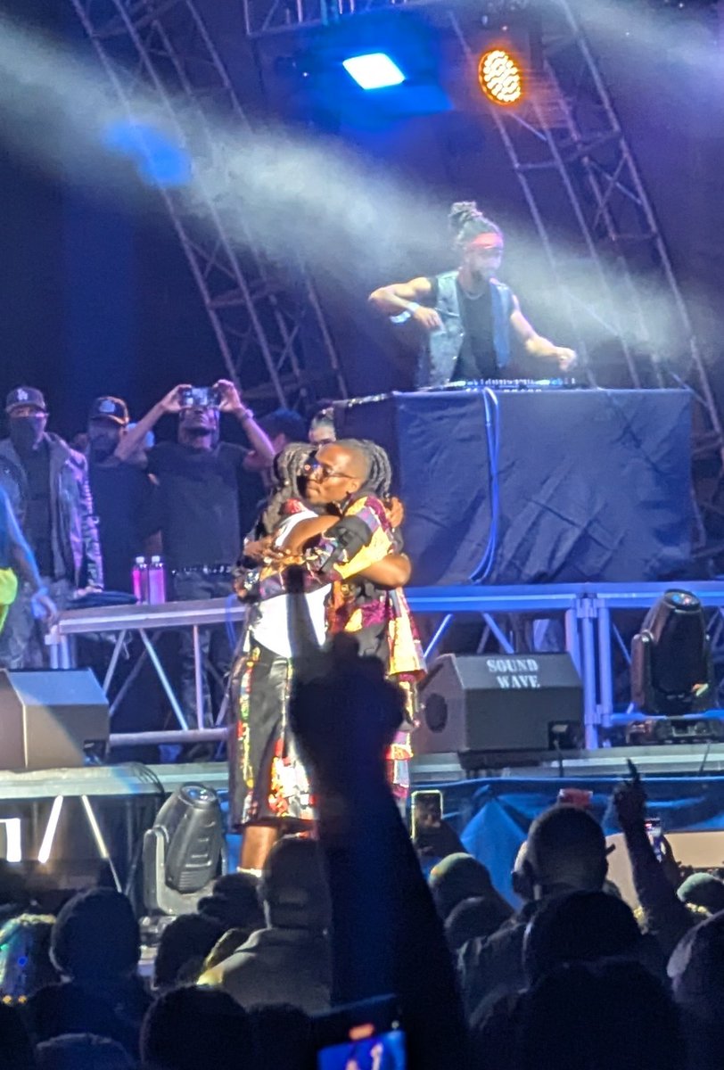 idlidosa2's tweet image. Lusaka lovin on @Omarion for his 1st performance in Africa. When @YoMapsofficial joined him on stage 🔥🔥🔥 
#stanbicMusicFestival