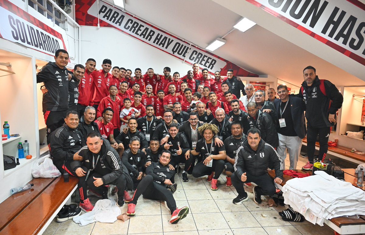 SeleccionPeru's tweet photo. 𝗨𝗡𝗜𝗗𝗢𝗦: 𝗔𝗦𝗜́ 𝗛𝗔𝗦𝗧𝗔 𝗘𝗟 𝗙𝗜𝗡𝗔𝗟, 𝗙𝗔𝗠𝗜𝗟𝗜𝗔 🤍❤️

#UnSentimientoQueNosUne https://t.co/YYetpTb1rp