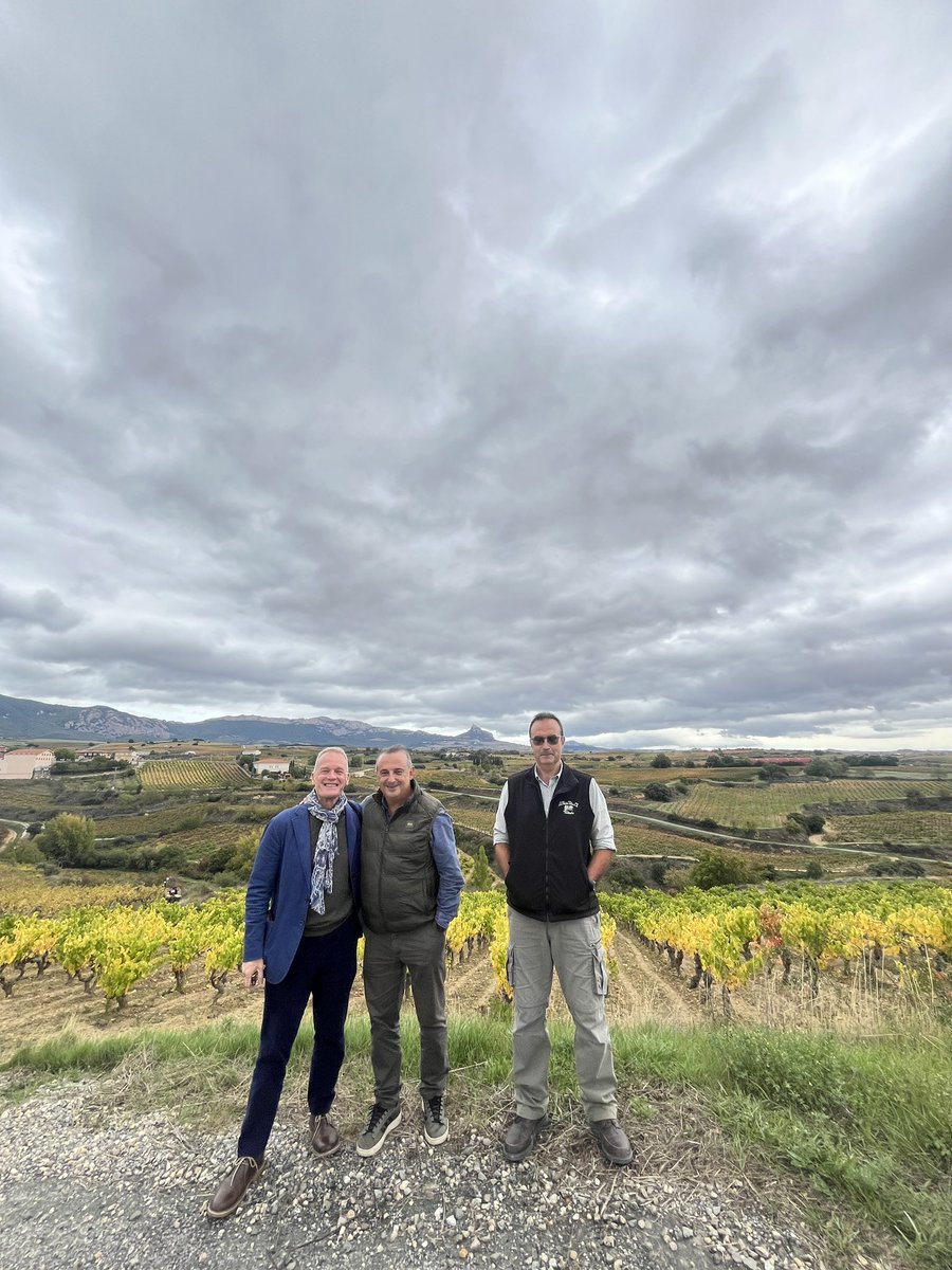 mgrapesland's tweet image. 🌞 🌞 Buenos días #amigos #elvillar #pisón con Roberto y Julio @LaRiojaAltaSA cómo me gusta pisar tierra y oler campo para identificar al vino y entenderlo #riojaalavesa #rioja