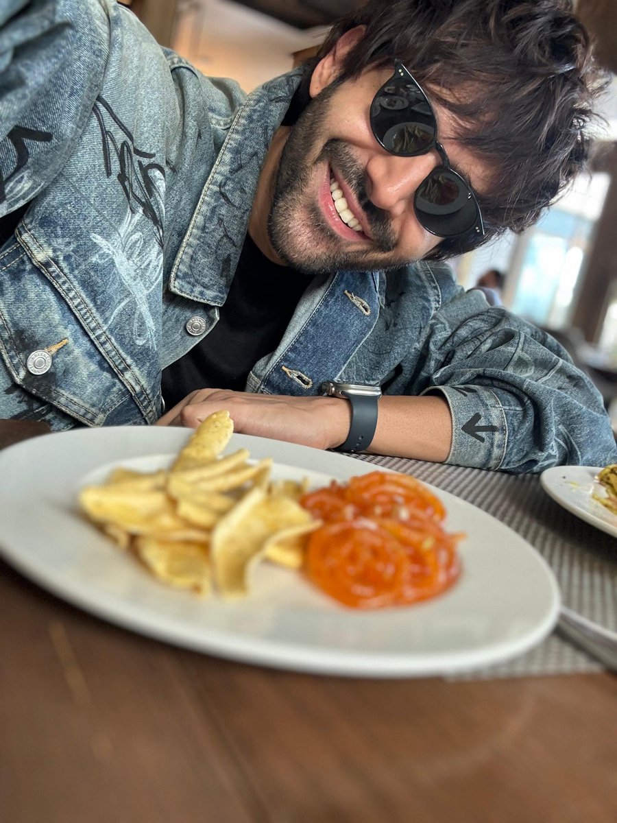DeewaniKoki's tweet photo. #HappyDussehra2024 from Rooh Baba aka #KartikAaryan from Surat 🤙❤️ #BhoolBhulaiyaa3 https://t.co/xPensExszU