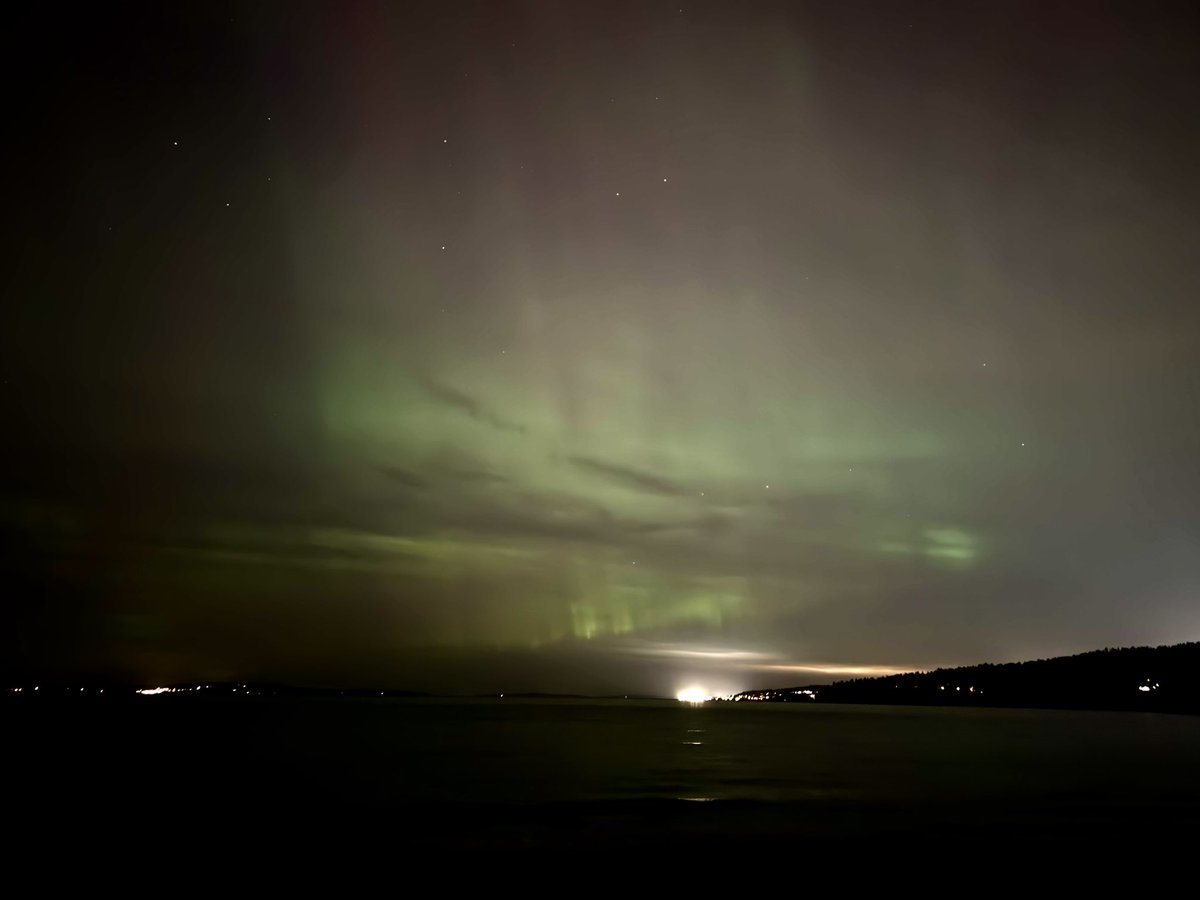 buttofbread's tweet photo. saw some auroras last night :3 https://t.co/5aqQ0RoytX