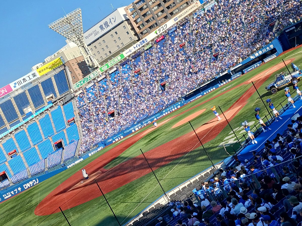 BBBB_STARMAN's tweet photo. ハマスタでCSのパブリックビューイング！
無料とはいえすごい人～
マスコットがランナーを表現してくれるの可愛すぎるので、これからも毎回ランナー出してくれ笑

#baystars https://t.co/FaADfiKksz