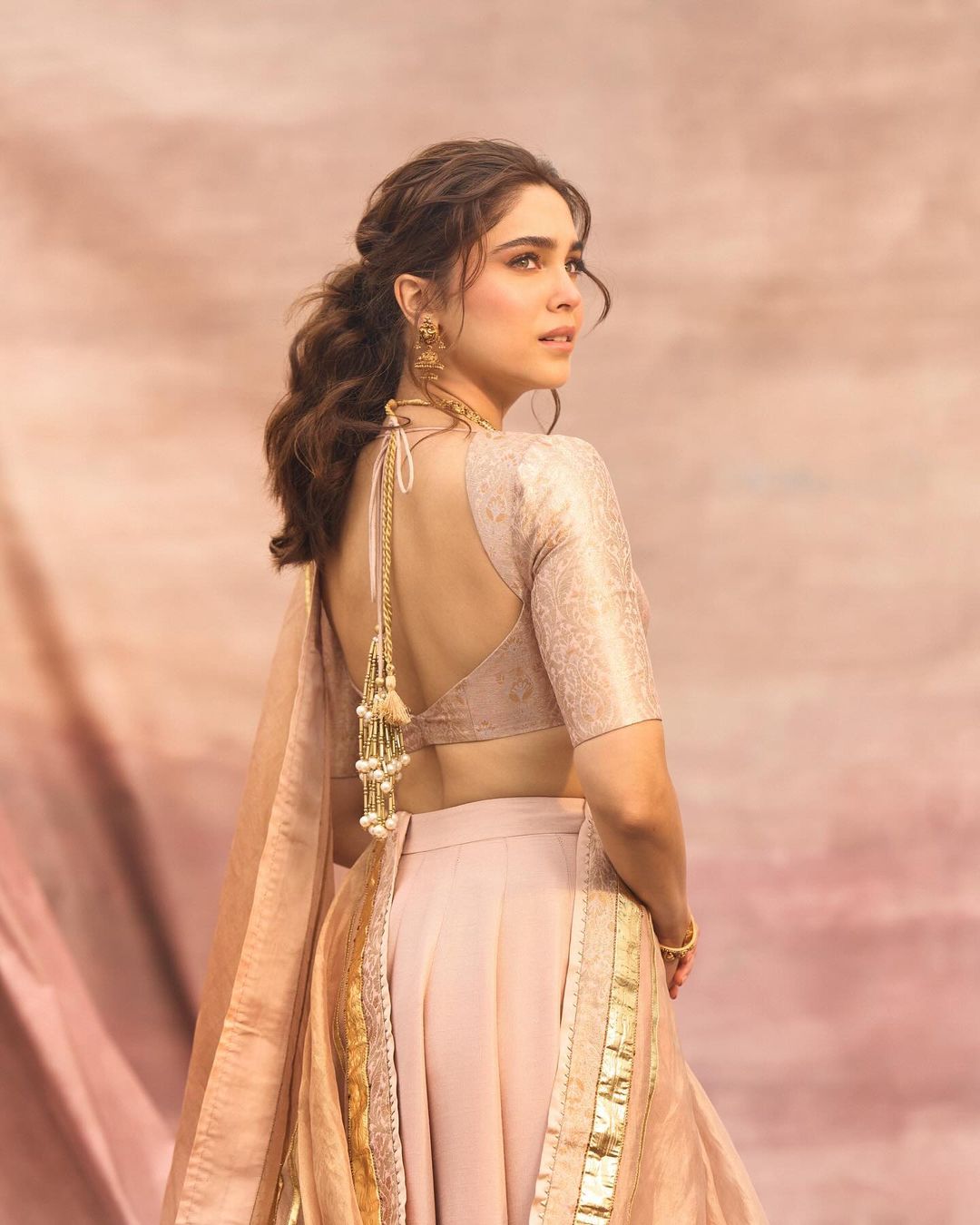 GZr-s_EWABA4CQN?format=jpg&name=large