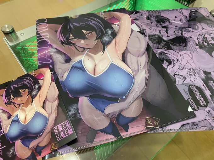 明日のCOMIC1☆25にて スタジオ・ダイヤさんに新作の「屈服2」を委託しています!スペースはB19aです!
ポストカードとクリアファイルがついてくる新刊セットもあります!
後ほどスタジオ・ダイヤさんから詳しいツイートがされるみたいなのでしばしお待ちを!! 