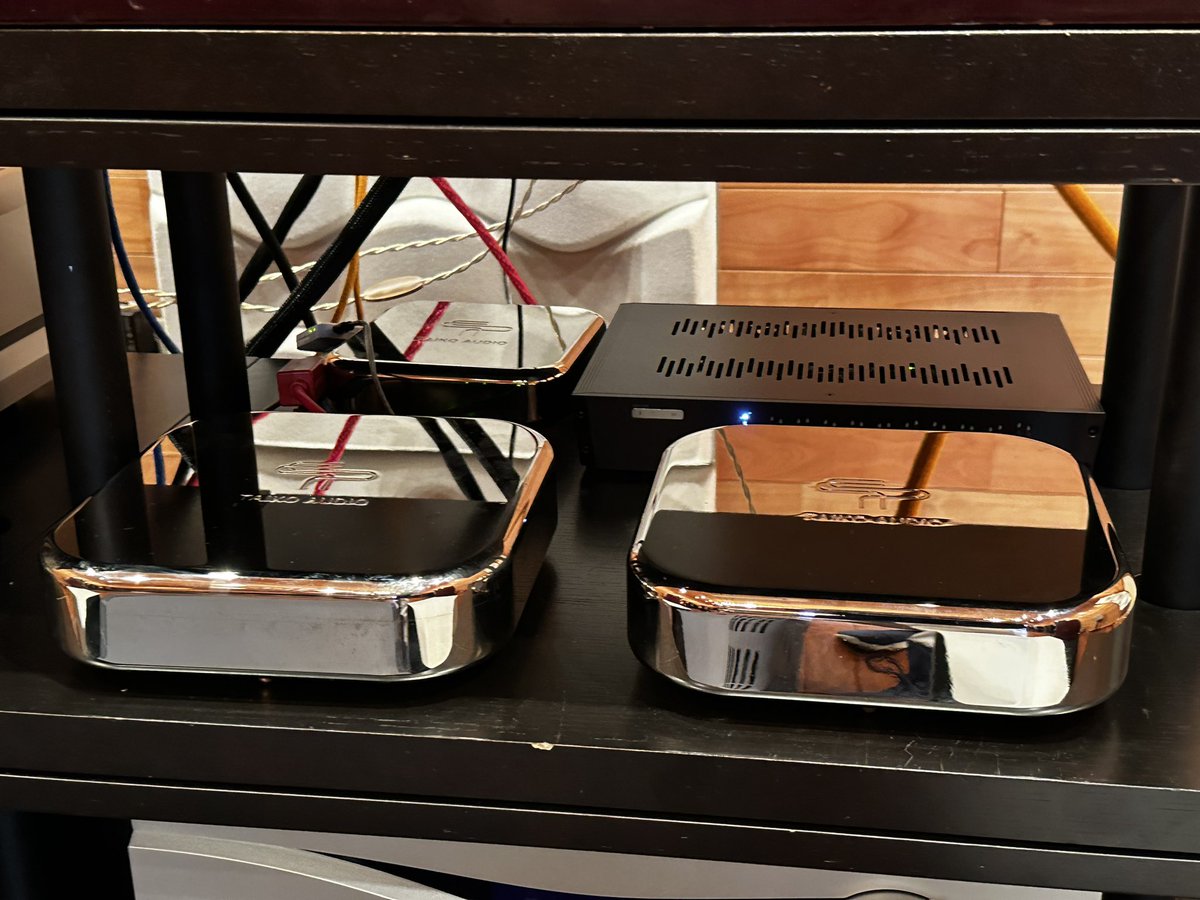 orenzi_tanaka's tweet photo. オレンジが語る！Taiko Audio Extreme RouterとSynergistic Research Network Router UEFの違いを音質含めてご紹介します。

◾️Taiko Audio Extreme Router
特徴: ネットワークの完全分離とノイズ対策に特化していて、オーディオ機器への悪影響を徹底的に排除！超低ノイズな信号を伝送する事を目指している。

音質: 解像度が非常に高くて透明感があり、情報量が多いサウンドが特徴。音場が広がり楽器の定位がクリア。オレンジから言わせると日本刀の切れ味。素晴らしいS/Nからくる見えない斬撃は全てを斬りふせる。

技術: ハードウェア的なノイズ対策が徹底されており、電源回路やクロック回路など、細部にわたる設計がされていつ本体は驚異の13kg。
ルーター機能を利用して複数のネットワークを完全に分離して、オーディオネットワークと他のネットワークを完全に隔離することがでる。
オーディオルーターの先駆け的存在でもある。

◾️Synergistic Research Network Router UEF
特徴: ネットワークの電磁界をコントロールして音質向上を図るというユニークなアプローチを採用している。
筐体もしっかりしていて天板はドライカーボン。

音質: 兎に角アナログ的、有機的な音質。音の粒立ちが細かく、自然な響きが特徴。音場が奥行きを増し、より立体的なサウンドステージが構築されます。

技術:
 UEF（Unified Electromagnetic Field）技術によりネットワーク内の電磁界を最適化してノイズを低減する。
 ULF（Ultra Low Frequency）技術によりシューマン波を生成しつ自然な音場を作り出すことができる。

◾️音質で選ぶなら！
どちらの製品も高性能なネットワークルーターだが、音質の好みやオーディオシステムとの相性によって最適な製品は変わってくるかなと！

S/N感、透明感、情報量を求める方: Extreme Router

有機的で自然な響きと立体的な音場を求める方: Network Router UEF

◾️まとめ
Extreme Router: 堅牢かつ重厚な筐体でノイズ対策に特化し、透明感のあるサウンドを提供。凄まじいS/N感でまさに日本刀。ギラっとした音質からくる緊張感ある素晴らしいと音質には毎回鳥肌が立つ。
SFPポートが有るので色々と実験もできる。非常に重量がある点には要注意！w

Network Router UEF: シナジー独自のUEF、ULF機能からくる有機的ど自然な響きと立体的なサウンドステージは魅力的。価格もTaikoのExtreme Routerの半額なので導入さやすい。また同じSynergistic Researchのアクティブアースと組み合わせる事で音質のブラッシュアップも可能。

どちらも高額だが今現段階ではこの二機種しかないため両方取り扱いできるオタイオーディオにご相談ください！

@TaikoAudio 
@synergisticr