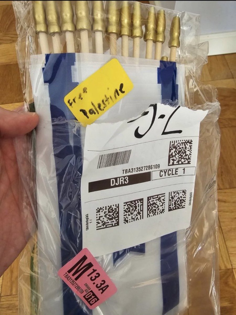 Casualgeopol's tweet photo. Based Amazon employee wrote “FREE PALESTINE” on an order of Israeli flags 🤣 https://t.co/ZJNYrdFn50