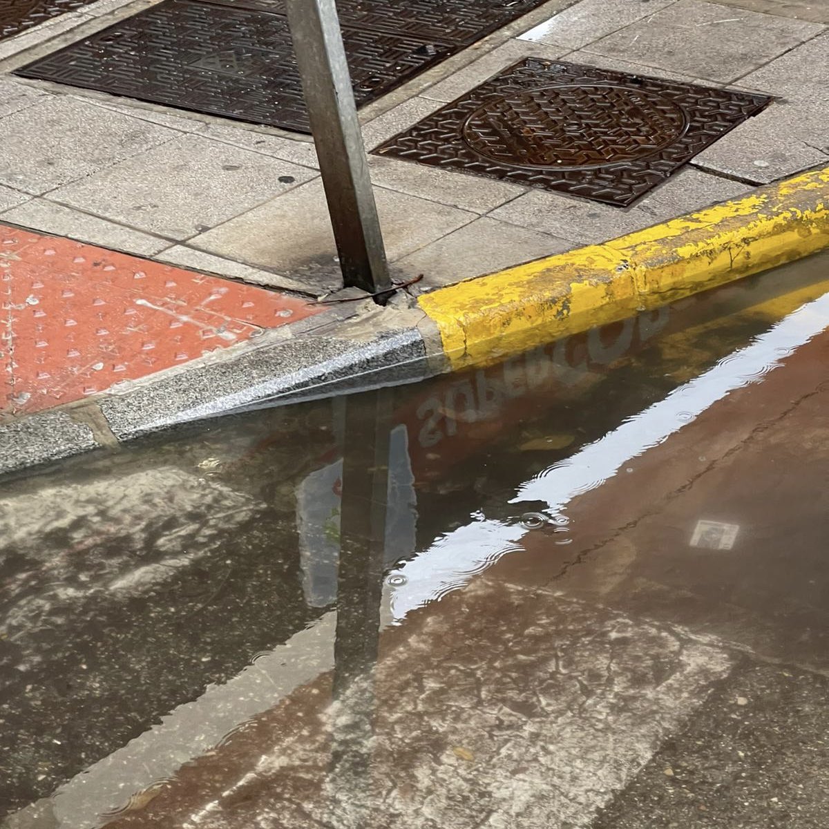 💦 🕳️ Denuncian problemas de drenaje por la obstrucción de un imbornal en la avenida Segunda Aguada, anexo a la gasolinera África, lo que provoca que el agua de la intensa lluvia quede estancada y dificulte el tránsito de peatones por el paso de cebra <a href="/Cadiz_es/">Ayuntamiento de Cádiz</a> <a href="/Aguas_de_Cadiz/">Aguas de Cádiz</a>